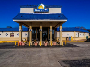 Days Inn by Wyndham Clinton